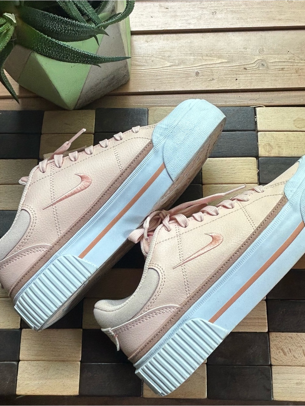 Nike Women's Legacy Lift Sneaker size 7.5